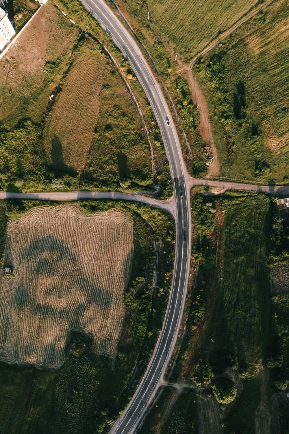 Foto aèria d'una carretera travessant uns camps